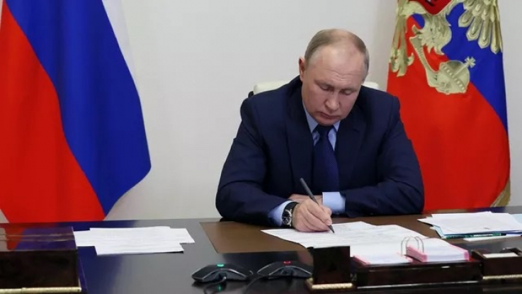 Պուտինը երեխայի ծննդյան և դաստիարակության համար միասնական նպաստի մասին օրենք է ստորագրել 