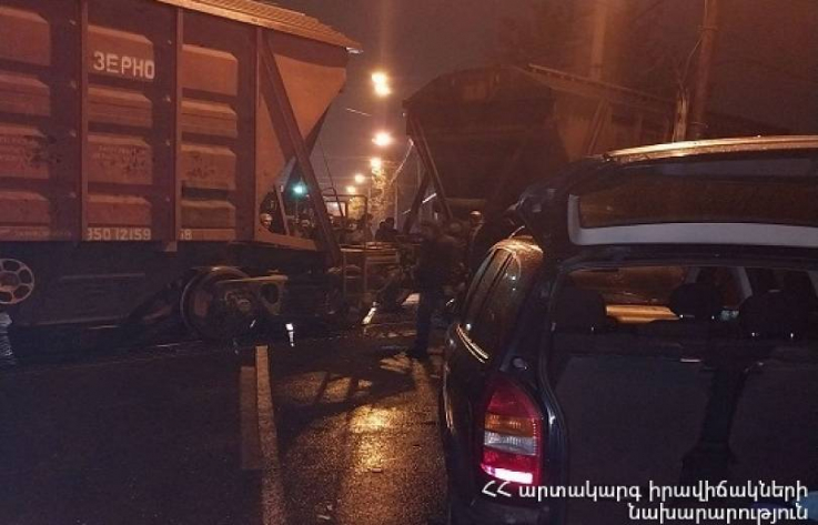 Երևանում բեռնատար գնացքը բախվել է մարդատար ավտոմեքենային