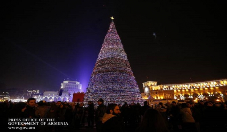 Երևանի քաղաքապետարանը՝ Հրապարակի շենքերի վրա իրականացվող ամանորյա լուսավորության աշխատանքների մասին