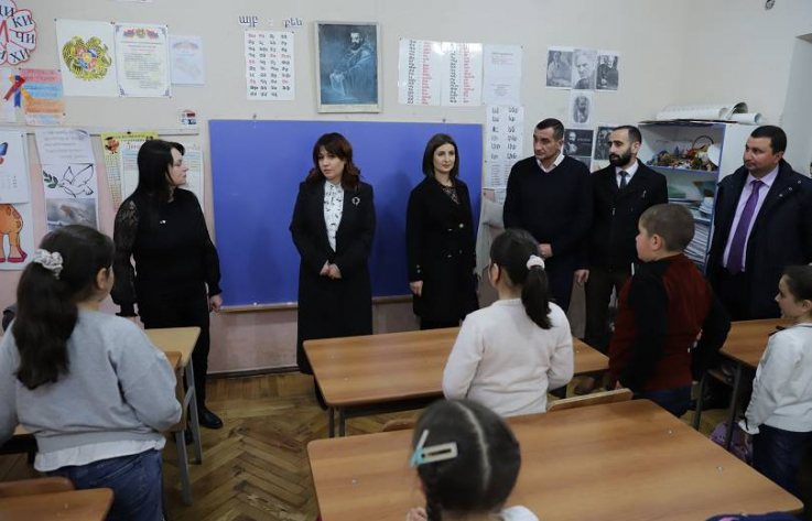Բացառել ամանորյա դրամահավաքությունը, դասասենյակներում ապահովել նորմալ ջերմաստիճան․ Շիրակի մարզպետն այցելել է դպրոցներ