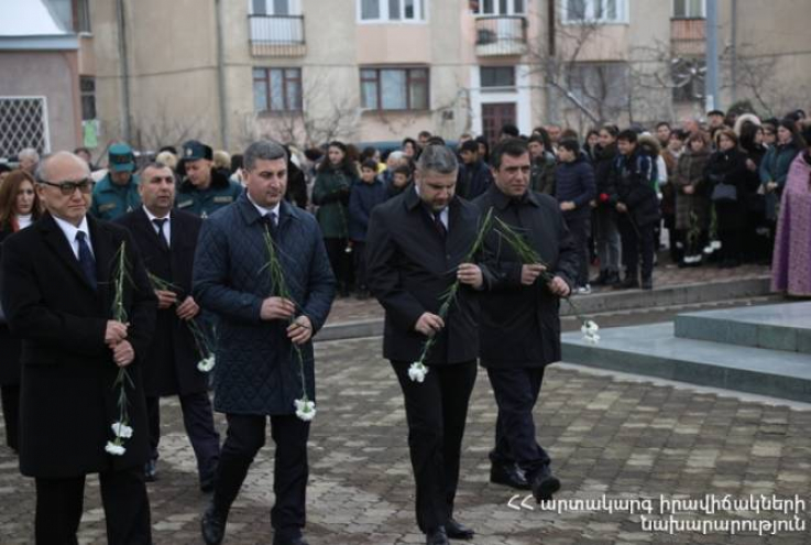 Փամբուխչյանը Սպիտակում և Վանաձորում հարգանքի տուրք է մատուցել 1988-ի երկրաշարժի անմեղ զոհերի հիշատակին