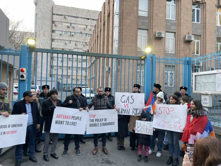 Մի խումբ ցուցարարներ արգելափակել են ՄԱԿ-ի հայաստանյան գրասենյակի բոլոր մուտքերը.Արտակ Բեգլարյան