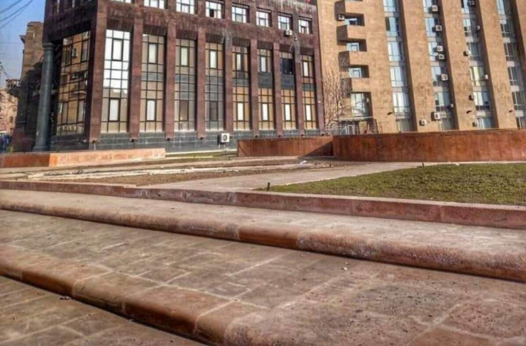 Ապամոնտաժվել է մետրոպոլիտենի «Հանրապետության հրապարակ» կայարանի տարածքում գտնվող գովազդային վահանակը