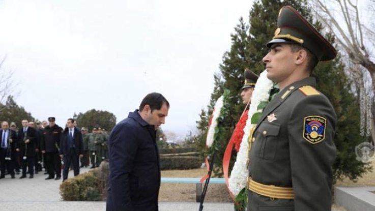 Վազգեն Սարգսյանի ծննդյան 64-րդ տարեդարձի առթիվ ՀՀ պաշտպանության նախարարն այցելել է «Եռաբլուր» զինվորական պանթեոն
