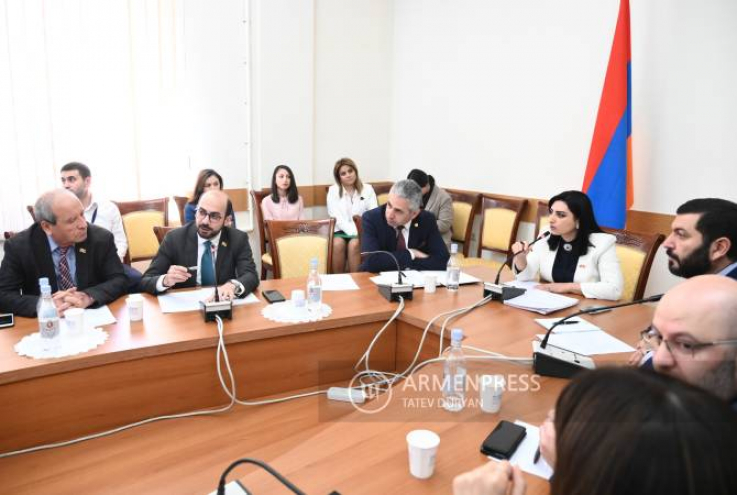 Ընդդիմության ՄԻՊ թեկնածուի հարցի քննարկումը թեժ է ընթանում, իշխանական պատգամավորները լքեցին դահլիճը, հետո վերադարձան