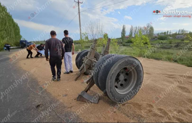 Արագածոտնում վրացի վարորդի՝ 20 տոննա ցորենով բարձված բեռնատարը կողաշրջվել է, ցորենը՝ լցվել ճանապարհով մեկ