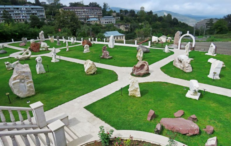 Շուշիի Կերպարվեստի թանգարանի բակում գտնվող քանդակների պուրակն Ադրբեջանն ամբողջությամբ վերացրել է