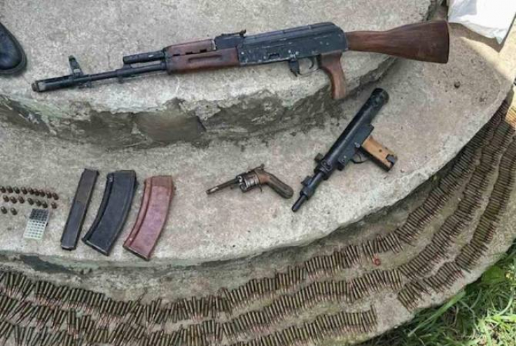 Ոստիկաններն Ալափարս գյուղի բնակչի տանիքից մեծ քանակի զենք-զինամթերք են հայտնաբերել