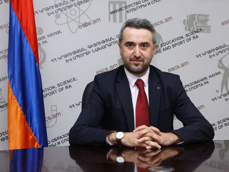 Մատենադարանի տնօրեն է ընտրվել Արա Խզմալյանը  