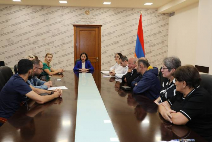 ԿԳՄՍ նախարարը մի խումբ ուսուցիչների պարզաբանումներ է ներկայացրել թեմատիկ պլանավորումների վերաբերյալ  