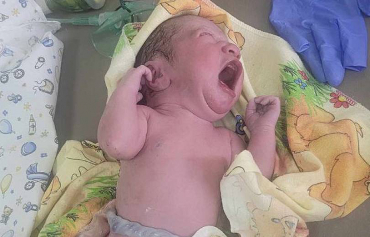 Գորիսի ԲԿ-ում ծնվել է տեղահանված առաջին արցախցի փոքրիկը 