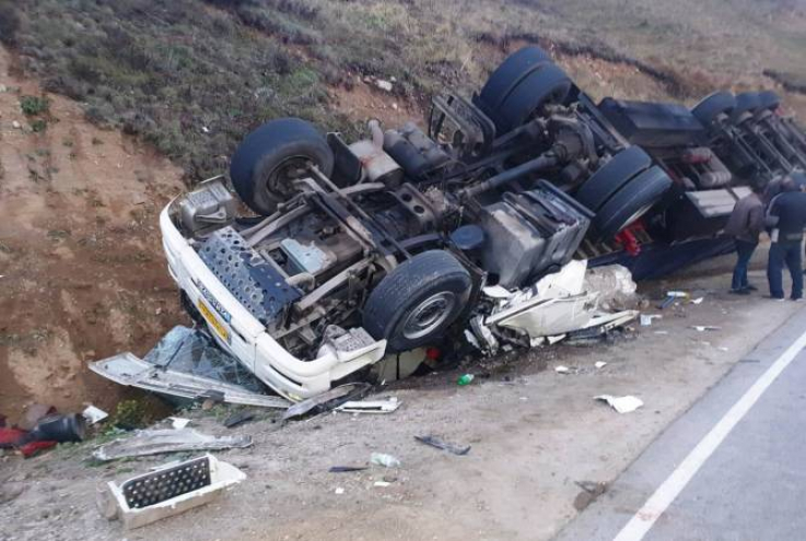 Քաջարան-Մեղրի ավտոճանապարհին բեռնատարը դուրս է եկել երթևեկելի հատվածից և կողաշրջվել. կա զոհ