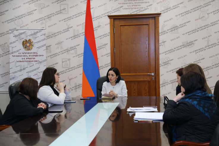 Ժաննա Անդրեասյանն ընդունել է բողոքի ցույց անող ուսուցիչներին