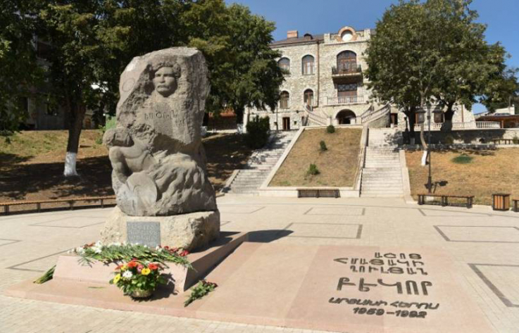 Ադրբեջանցիները Ստեփանակերտում ավերել են հերոս Աշոտ Ղուլյանի (Բեկորի) հուշարձանը