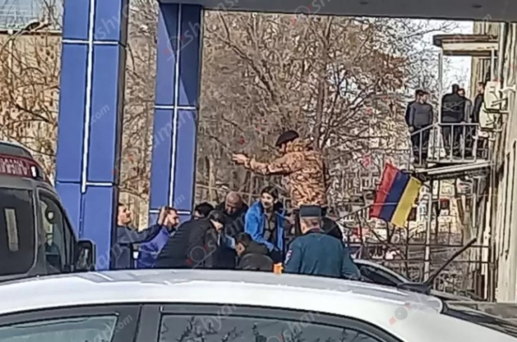 Լարված ու պայթյունավտանգ իրավիճակ՝ Երևանում․ ոստիկանության Նոր Նորքի բաժնի մոտ պայթյուն է հնչել․ 2 քաղաքացի նռնակով զինված սպառնում են այն պայթեցնել․ կա վիրավոր 