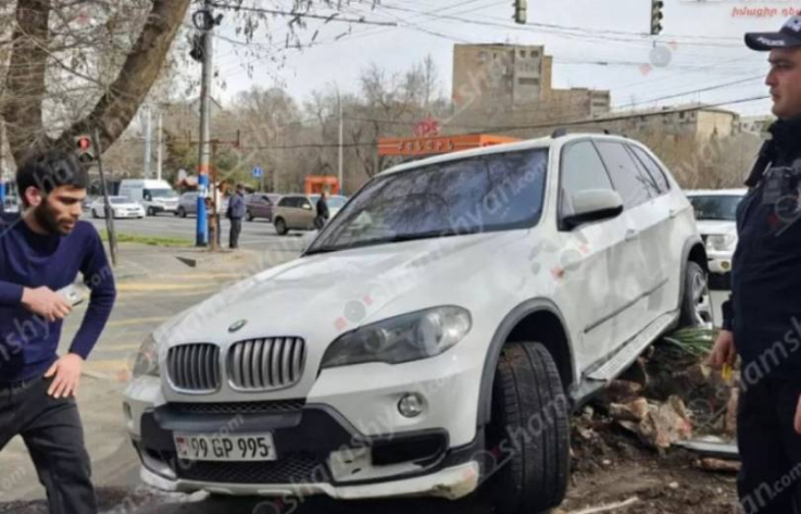 Երևանում բախվել են Mitsubishi-ն և BMW-ն․ անչափահաս երեխա է տեղափոխվել բժշկական կենտրոն