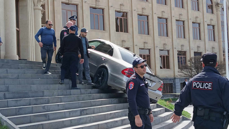 «Մերսեդես»-ը հայտնվել է Գյումրիի քաղաքապետարանի աստիճաններին