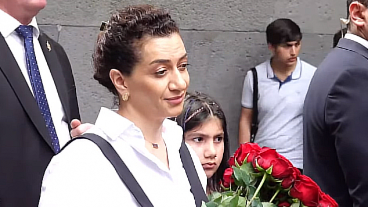 Աննա Հակոբյանին ու նրա փոքրիկ դստերը Ծիծեռնակաբերդում թիրախավորել են ԱԺԲ-ի սրբապիղծները