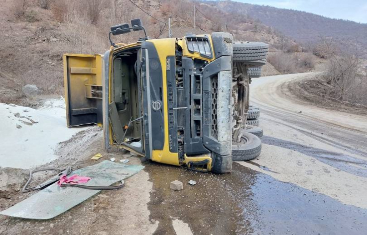 Քելբաջարում բեռնատար է շրջվել. կա զոհ