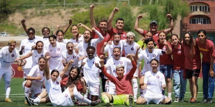 Փյունիկ-աղջիկներ թիմը պարգևատրվել է Բարձրագույն խմբում հաղթելու համար