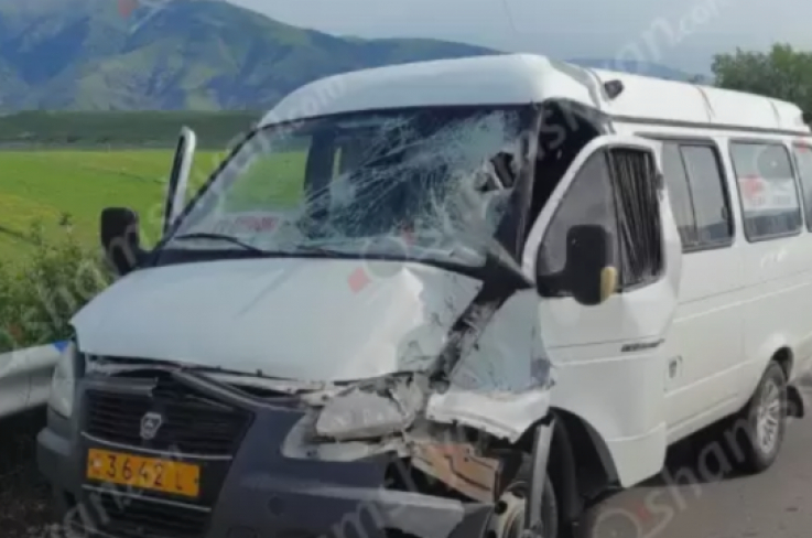 Բախվել են Սևան-Երևան երթուղին սպասարկող մարդատար «Գազել»-ն ու բեռնատար մեքենան