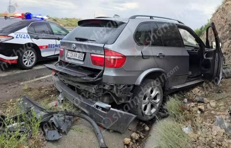 BMW X5-ը բախվել է քարերին, հողաթմբերին․ վարորդը ավտոմեքենան վարելիս քնել է