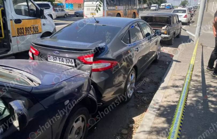 Երևանում բախվել է 6 մեքենա, այդ թվում Չարենցավան-Երևան երթուղու «Գազել»-ը. վերջինի վարորդը և ուղևորները հիվանդանոցում են