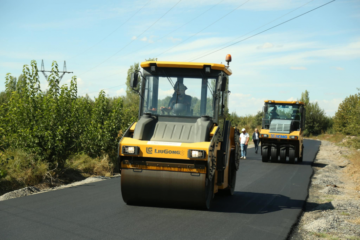 Տեղադրվում է ասֆալտի վերին շերտը. Արմավիրի մարզպետը հետևել է Բամբակաշատ-Հայկավան ճանապարհահատվածի հիմնանորոգման ընթացքին