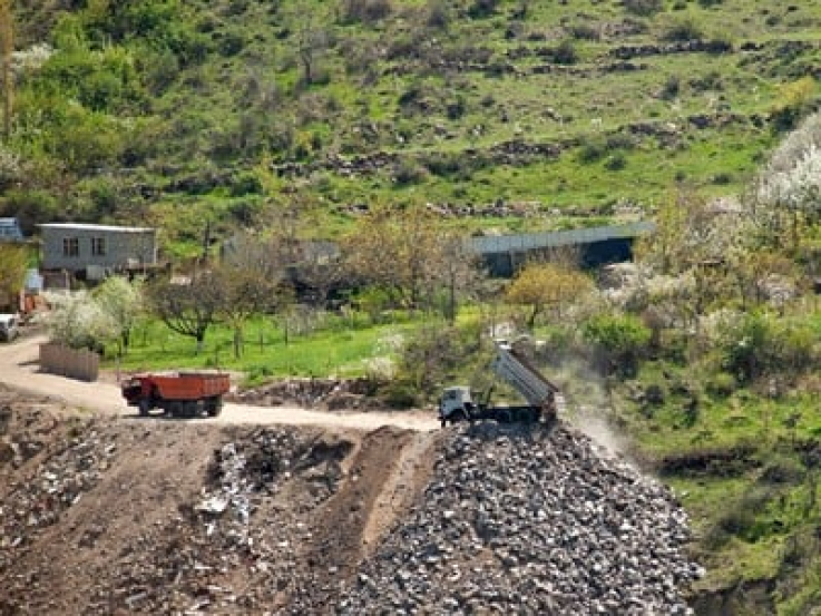 «Կորեայի ձոր»-ում բեռնատարներով աղբ են թափում