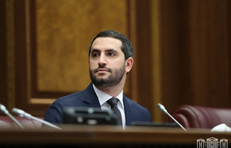 Հայր Աղանի եղբայրը զոհվել է պատերազմում. Կտրիճ Ներսիսյանը նրան պարտադրում է սգակիր մոր հետ գնալ ցույց անելու