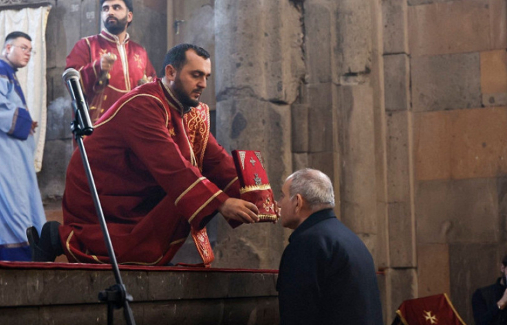 Գնում եմ պատարագի, ոչ թե հանրահավաքի. երբ ինձ բավարար մաքրված կզգամ, կգնամ Մայր Աթոռ. Փաշինյան