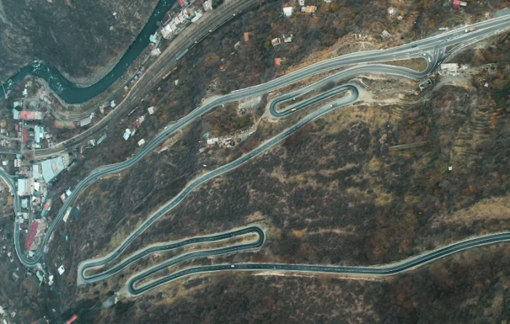 Օձունի ոլորաններն ասֆալտապատված, գծանշված, ճանապարհային նշաններով կահավորված են