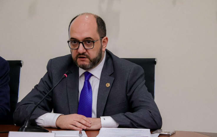 Սիրելի ընդդիմադիրներ, էդ որ մի երկու թթու խոսք կարողանում եք Սոլովյովին ասել, դա ինքնիշխանության համար ատամներով կռիվ տված այս իշխանության շնորհիվ է․ Հարությունյան