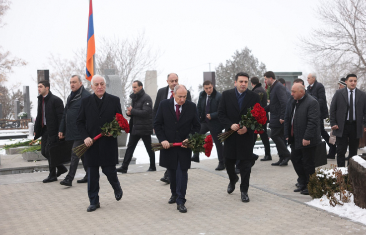 ՀՀ վարչապետը, նախագահը, ԱԺ նախագահն ու մյուս բարձրաստիճան պաշտոնյաներն այցելել են Եռաբլուր. լուսանկարներ