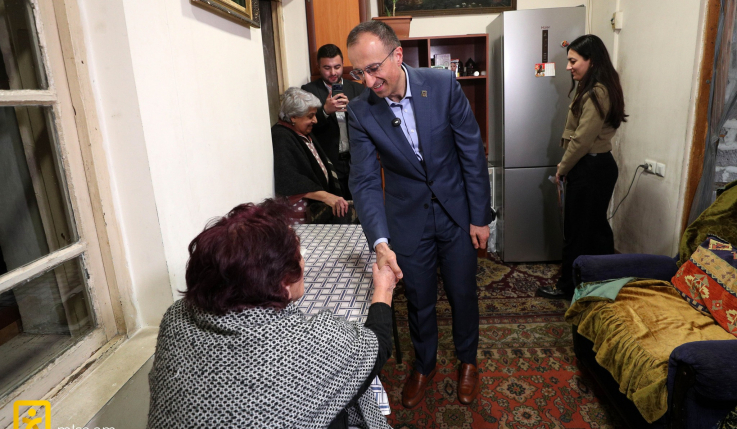 Արսեն Թորոսյանն այսօր անձամբ հետևել է տեղաշարժման սահմանափակում ունեցող քաղաքացիներին կենսաթոշակի և նպաստի բանկային քարտերի առաքման գործընթացին