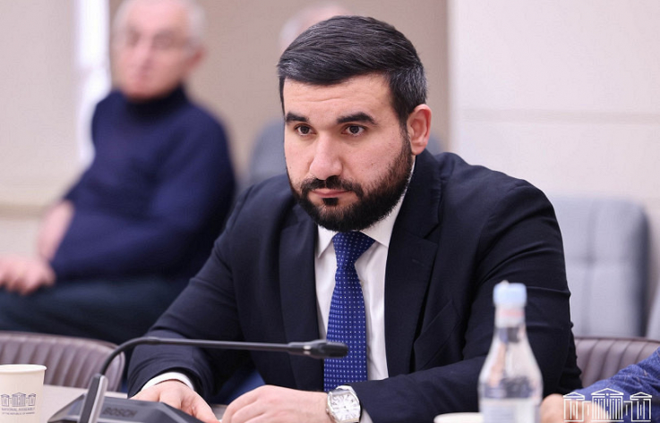 Փոխանակ ոտքերը պաչեք, որ ձեր պեսների միտինգին են գալիս թեկուզ փողով, մի բան էլ կեղտոտ շորերով, հա՞․ Ալեքսանյան